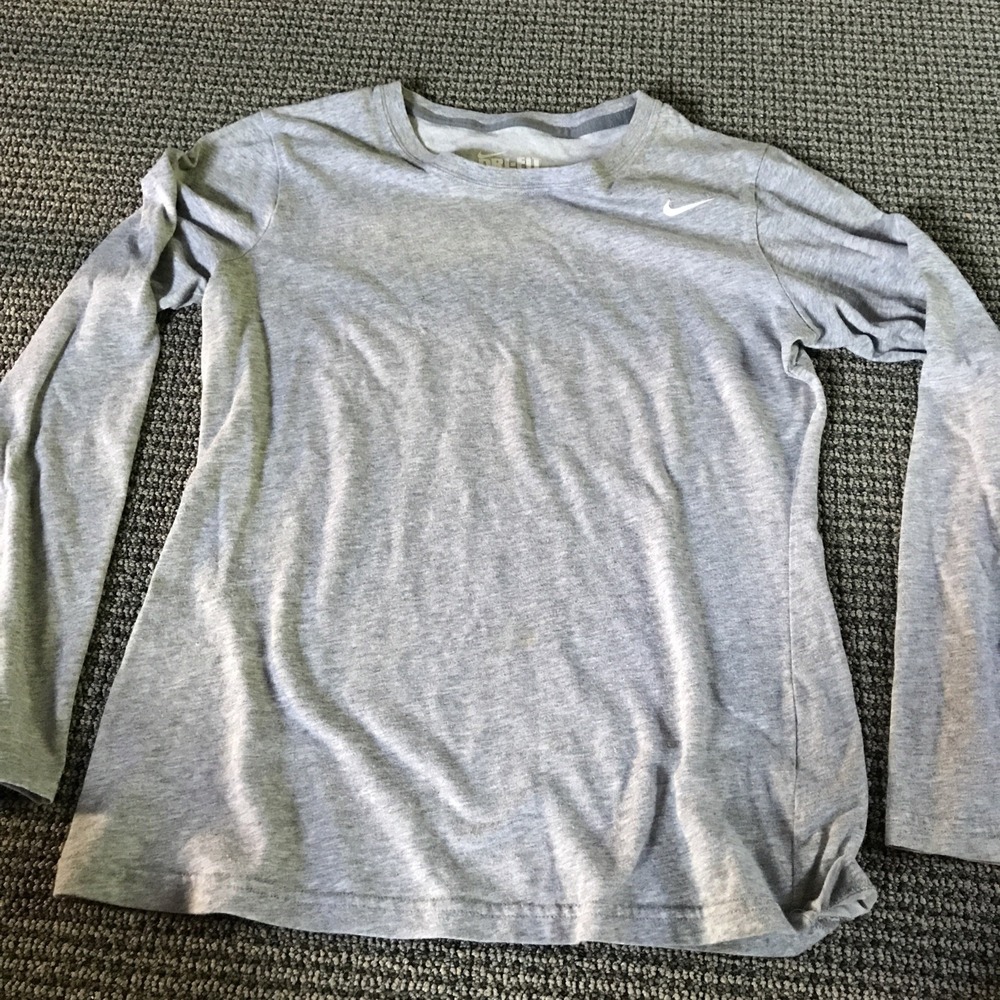Nike DriFit Slim Fit Womens Medium Gray Long Sleeve‎ Tee
